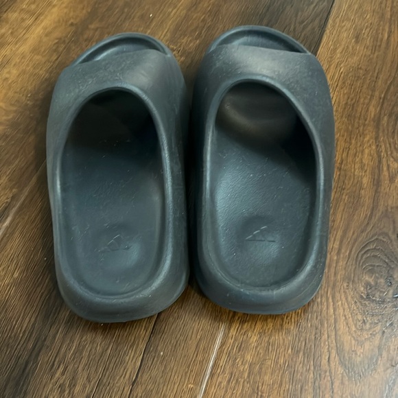 COPY - Yeezy slide us 6 black color - Picture 3 of 6